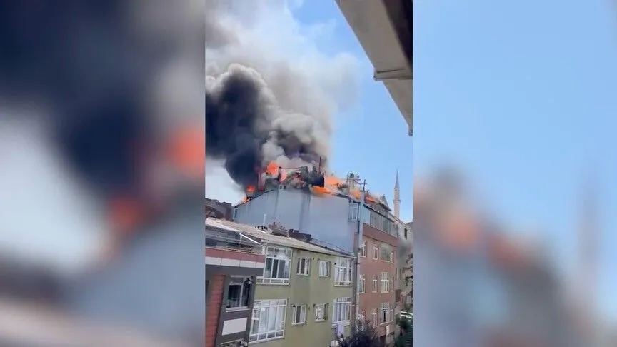 Gaziosmanpaşa'da çatı katında çıkan yangında 1 kişi hayatını kaybetti