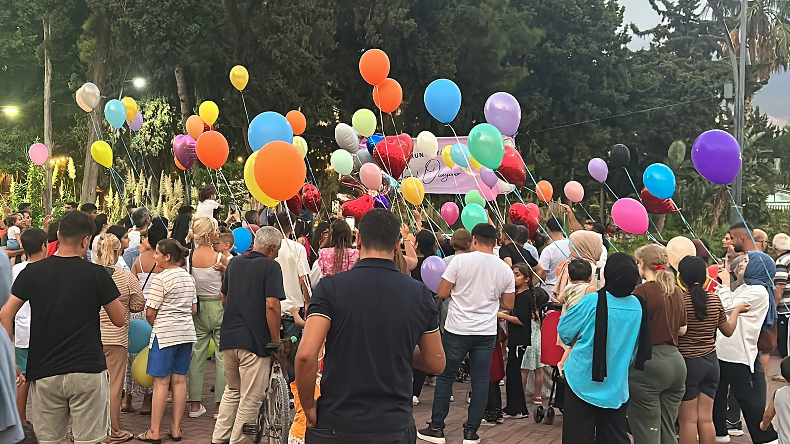 Balonlar 5 yaşındaki Yağmur için gökyüzüne bırakıldı