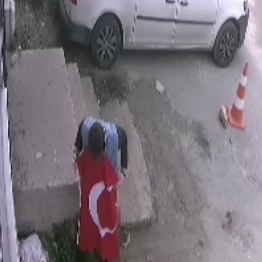 İzmir’de Yüreklere Dokunan Anlar: Yere Düşen Türk Bayrağını Katlayıp Kapıya Astı
