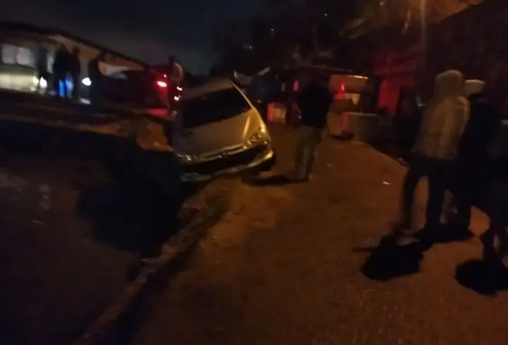 Sarıyer'de sabah akşam kaza! Biri düştü, biri asılı kaldı