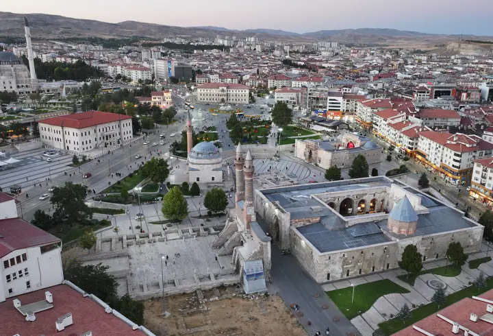 Sivas Valiliği’nden izinsiz dron uçuranlara uyarı
