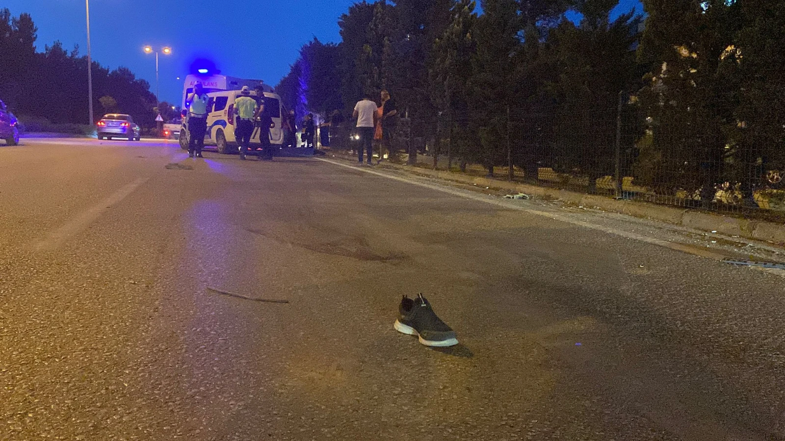 Karabük'te yolun karşısına geçmek isteyen genç can verdi