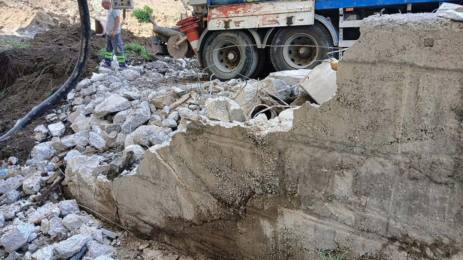 İş makinesi su borusunu patlattı: İstinat duvarı yıkıldı