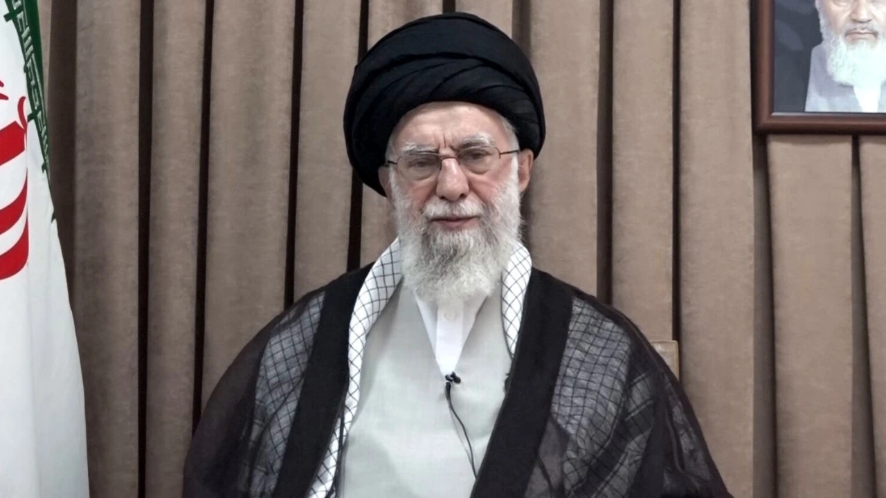 İran lideri Hamaney: Bize yönelik saldırılara ABD üslerini hedef alarak yanıt vereğiz