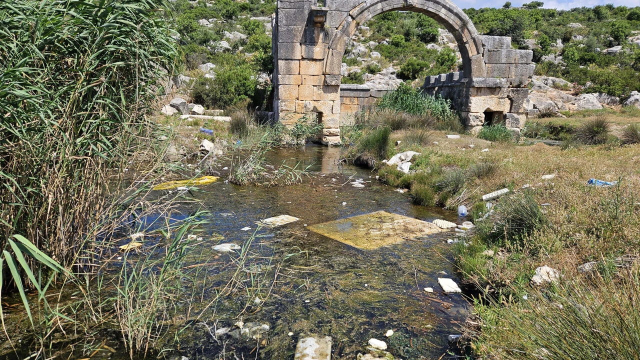 Çöplüğe dönen 1800 yıllık kutsal çeşme ve kaplıca kurtarılıyor