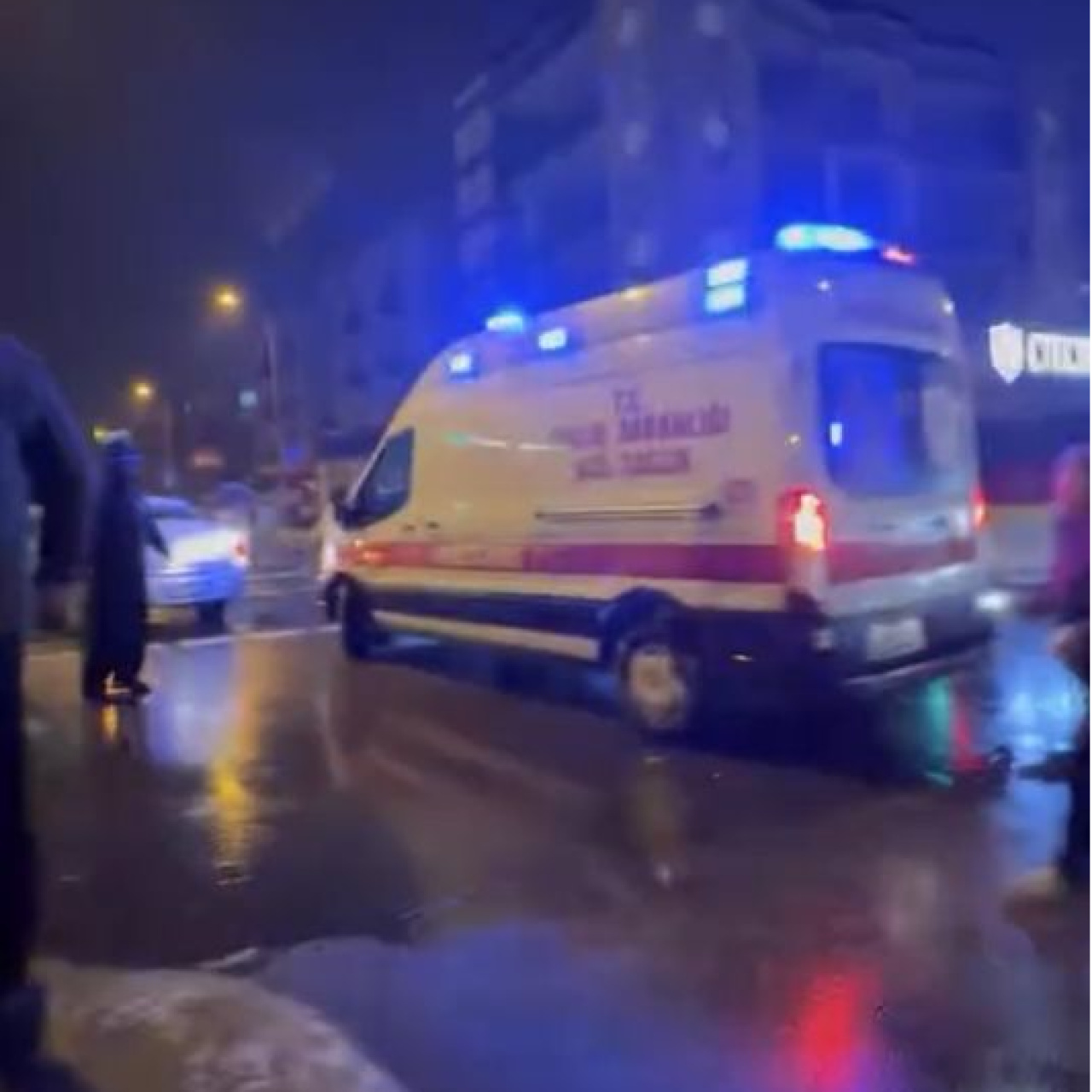 Hafif ticari araçla motosiklet çarpıştı: 1 ölü