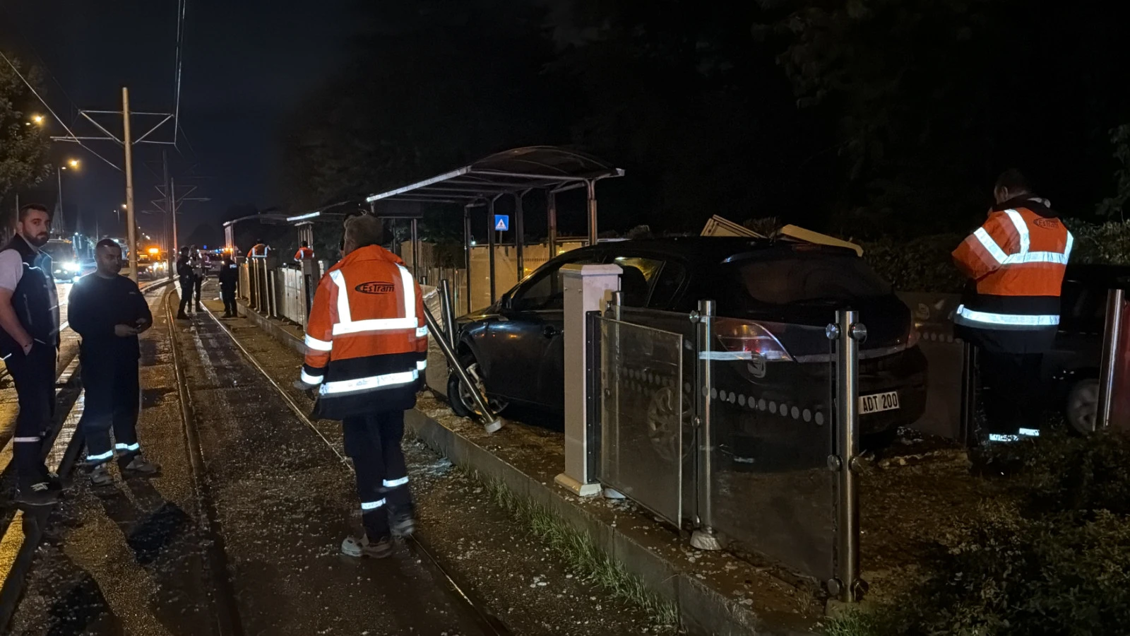 Eskişehir'de Otomobil Tramvay Durağına Çarptı