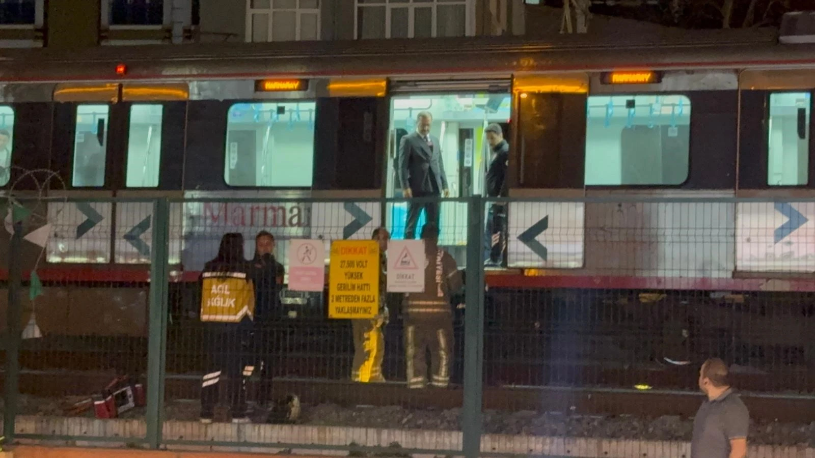 Marmaray Küçükçekmece durağından raylara atlayan şahıs öldü