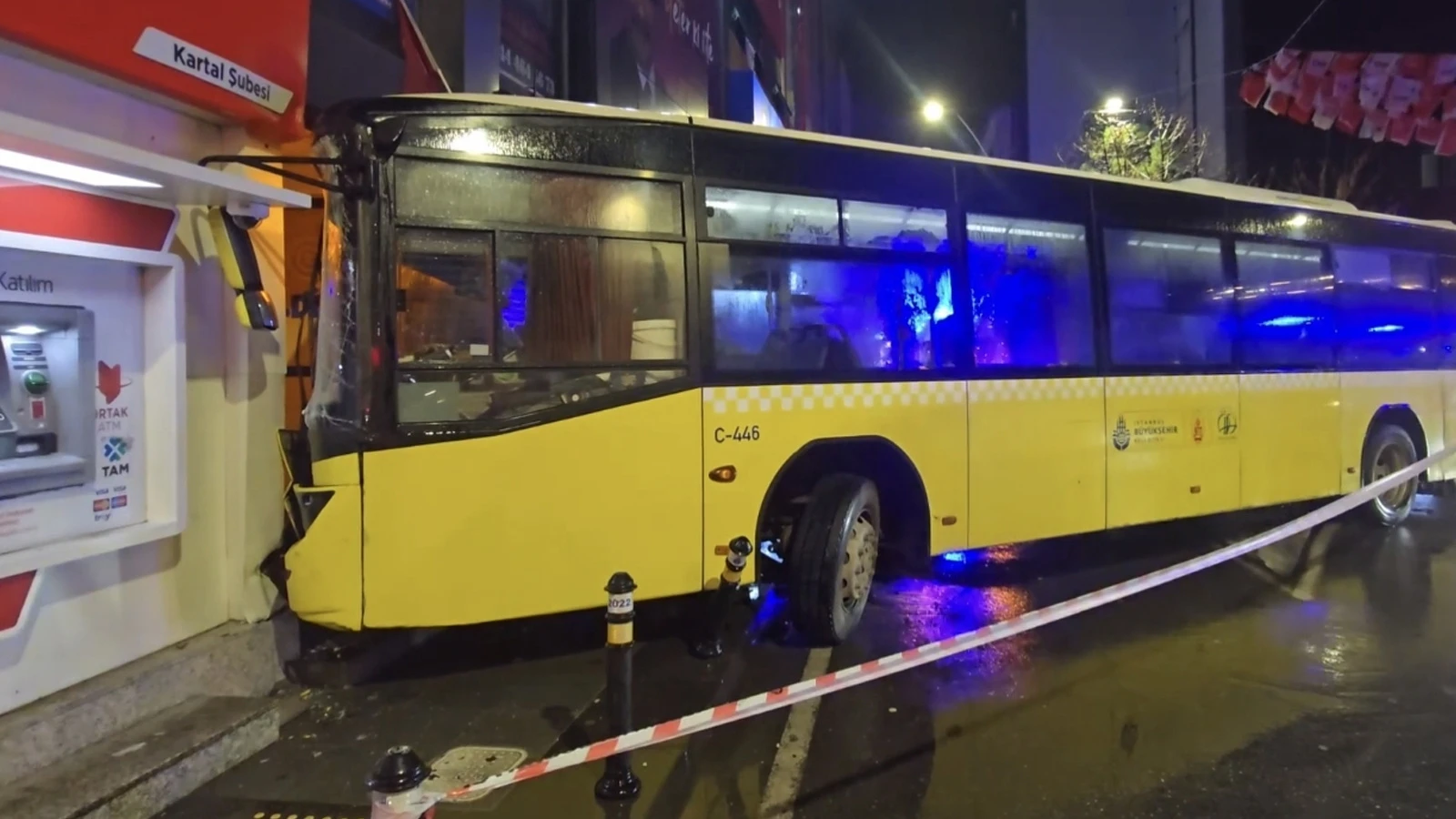 İstanbul Kartal'da İETT otobüsü binaya çarptı! Yaralılar var