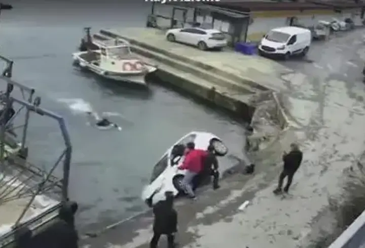 Sarıyer’de film gibi kurtarma! Otomobil denize uçtu