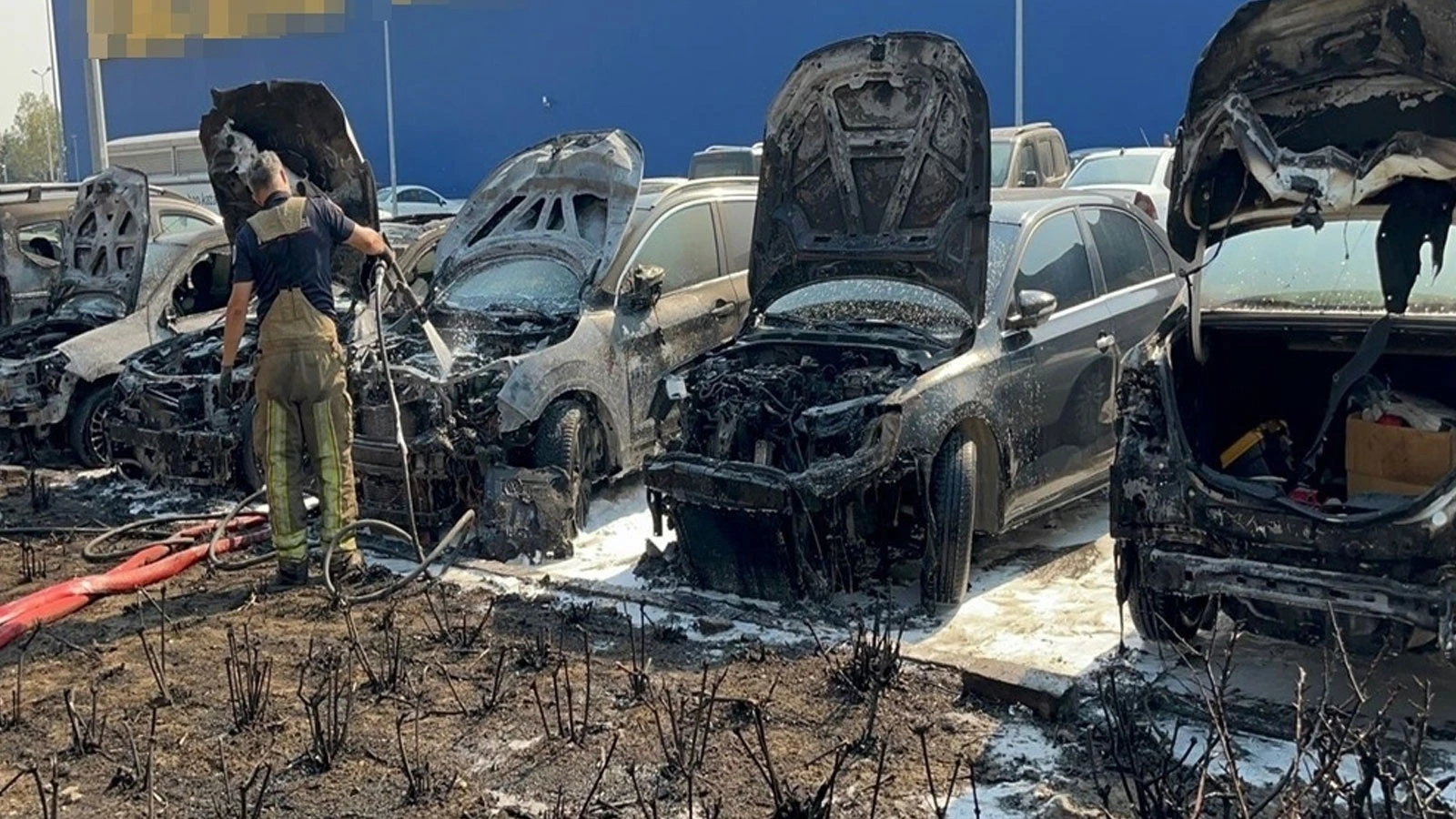 Bursa'da AVM’nin otoparkında yangın paniği: 8 araç zarar gördü