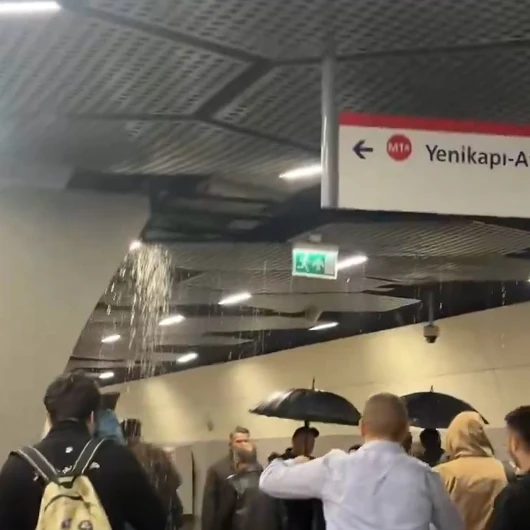 Sağanak Sonrası Yenibosna Metro İstasyonu Çatılardan Su Aldı