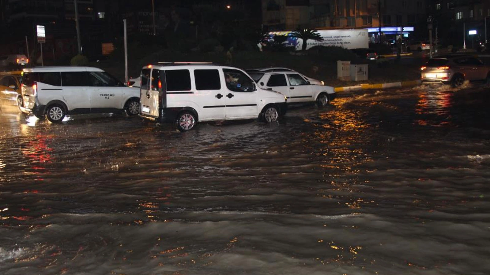 Adana’da etkili olan sağanak yağış yolları göle çevirdi