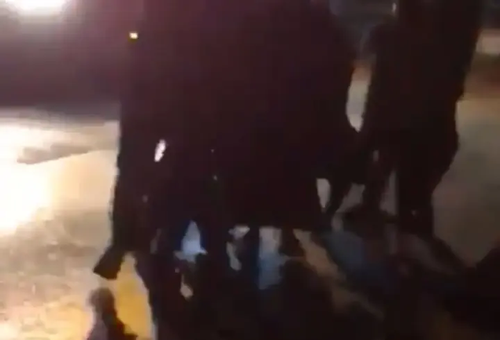 Hasarlı kaza sonrası sürücünün darbedildiği anlar kamerada