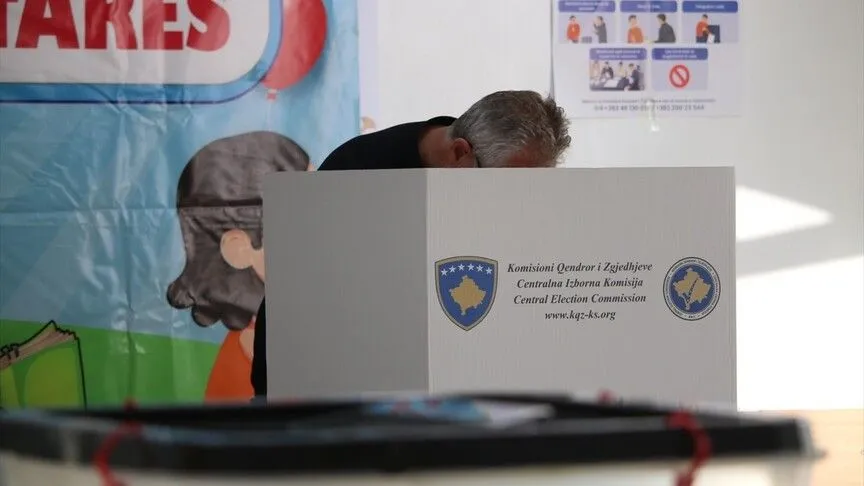 Kosova'da düzenlenen erken genel seçimlerde oy kullanma işlemi başladı