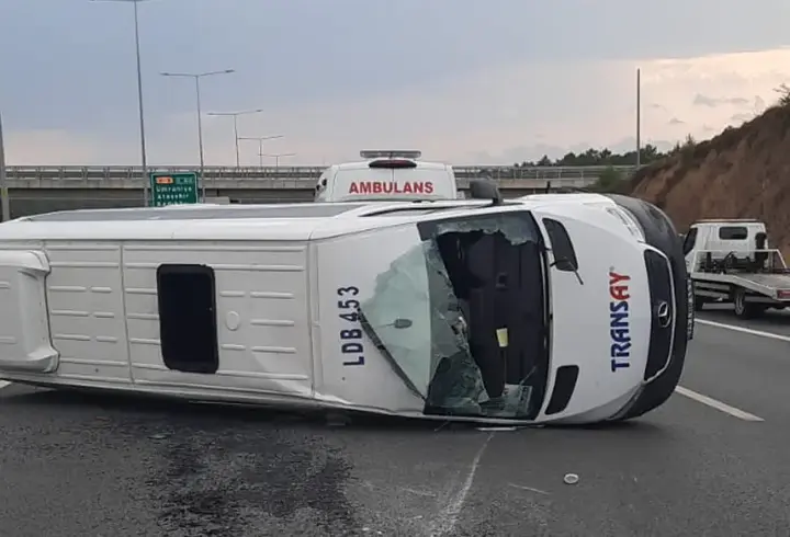 Tem'de feci kaza! Servis aracı yan yattı: Yaralılar var