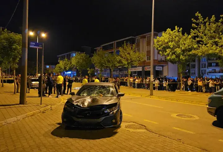 Otomobilin çarptığı iki kadın hayatını kaybetti