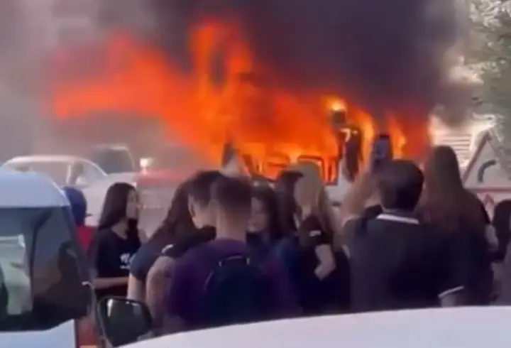 Mersin'de facianın eşiğinden dönüldü! Öğrenci servisi yandı