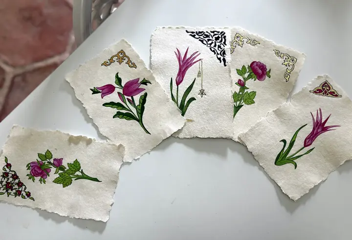Geleneksel el sanatı Edirnekari'yi kendi ürettiği kağıtlara işliyor