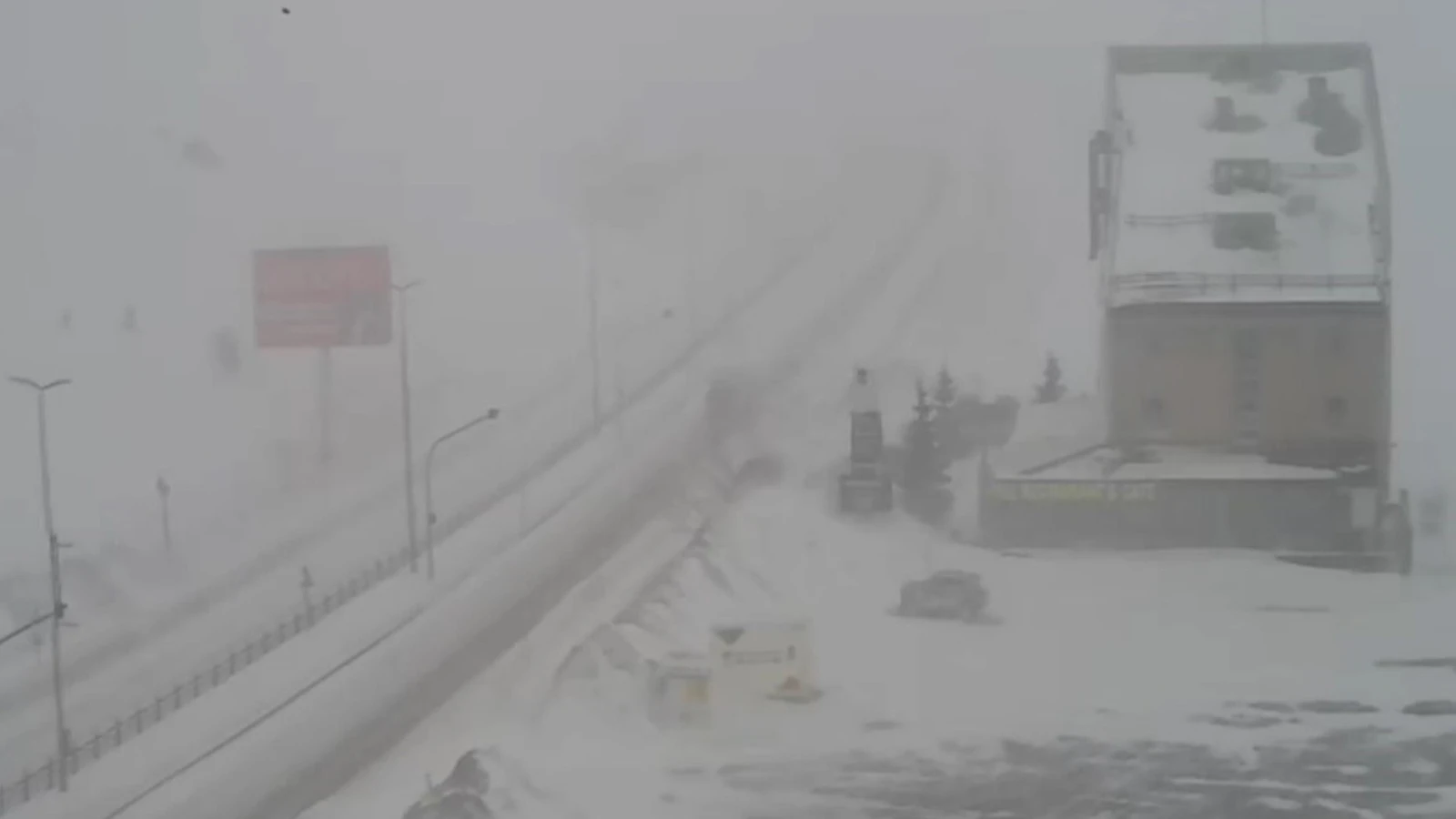 Kayseri'de yoğun kar yağışı ve tipi yolu kapattı