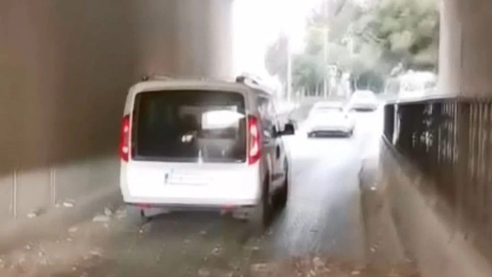 Büyükçekmece'de alt geçitten kopan beton parçaları araçların üzerinde düştü