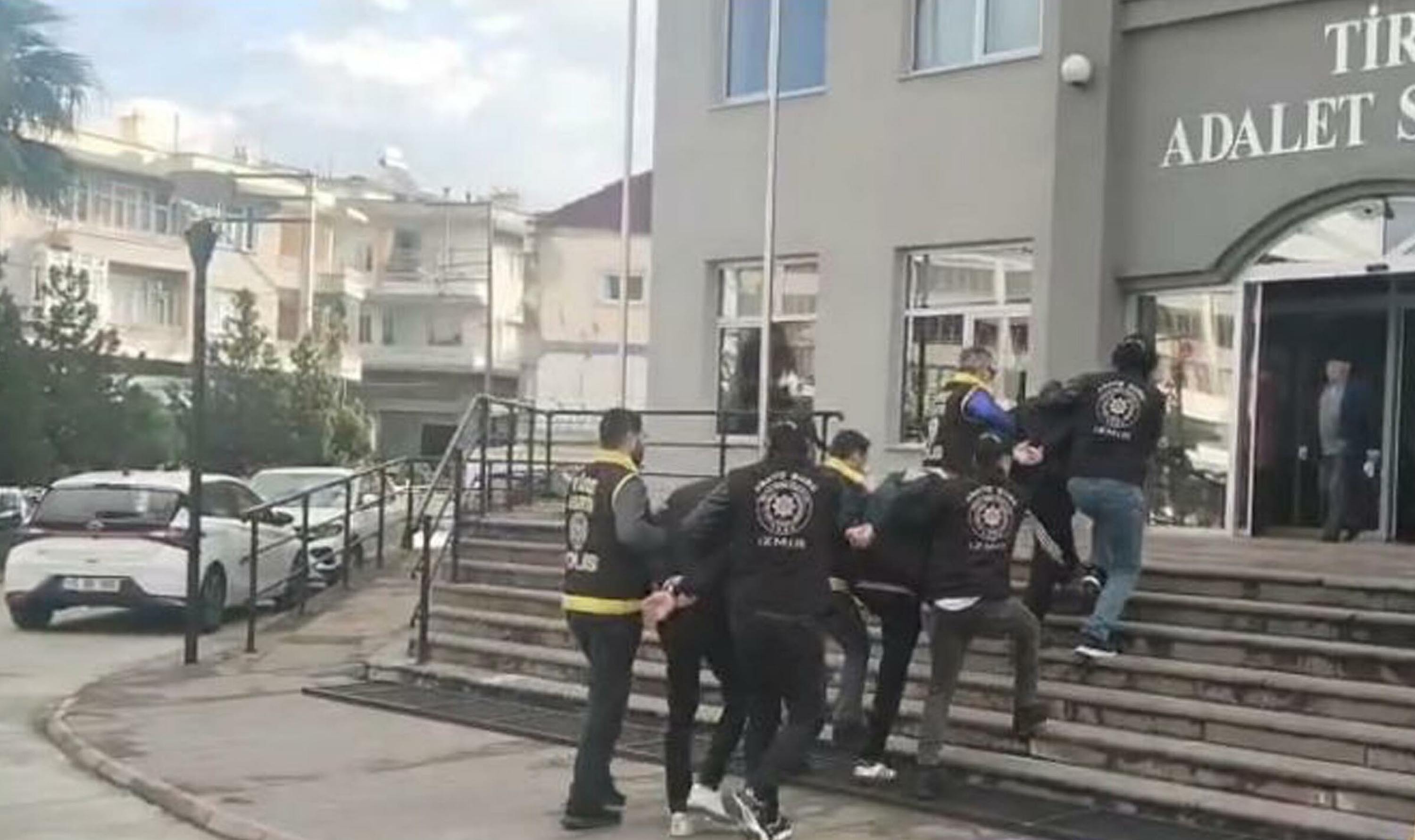 Tire’de 3 iş yerine silahlı saldırı: 3 şüpheli tutuklandı