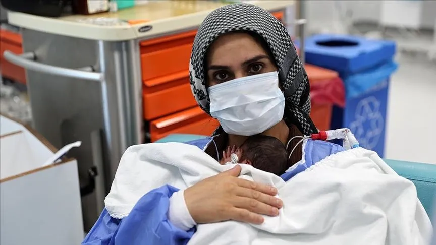 Ambulans uçakla sevk edildiği Sivas'ta prematüre üçüz dünyaya getirdi