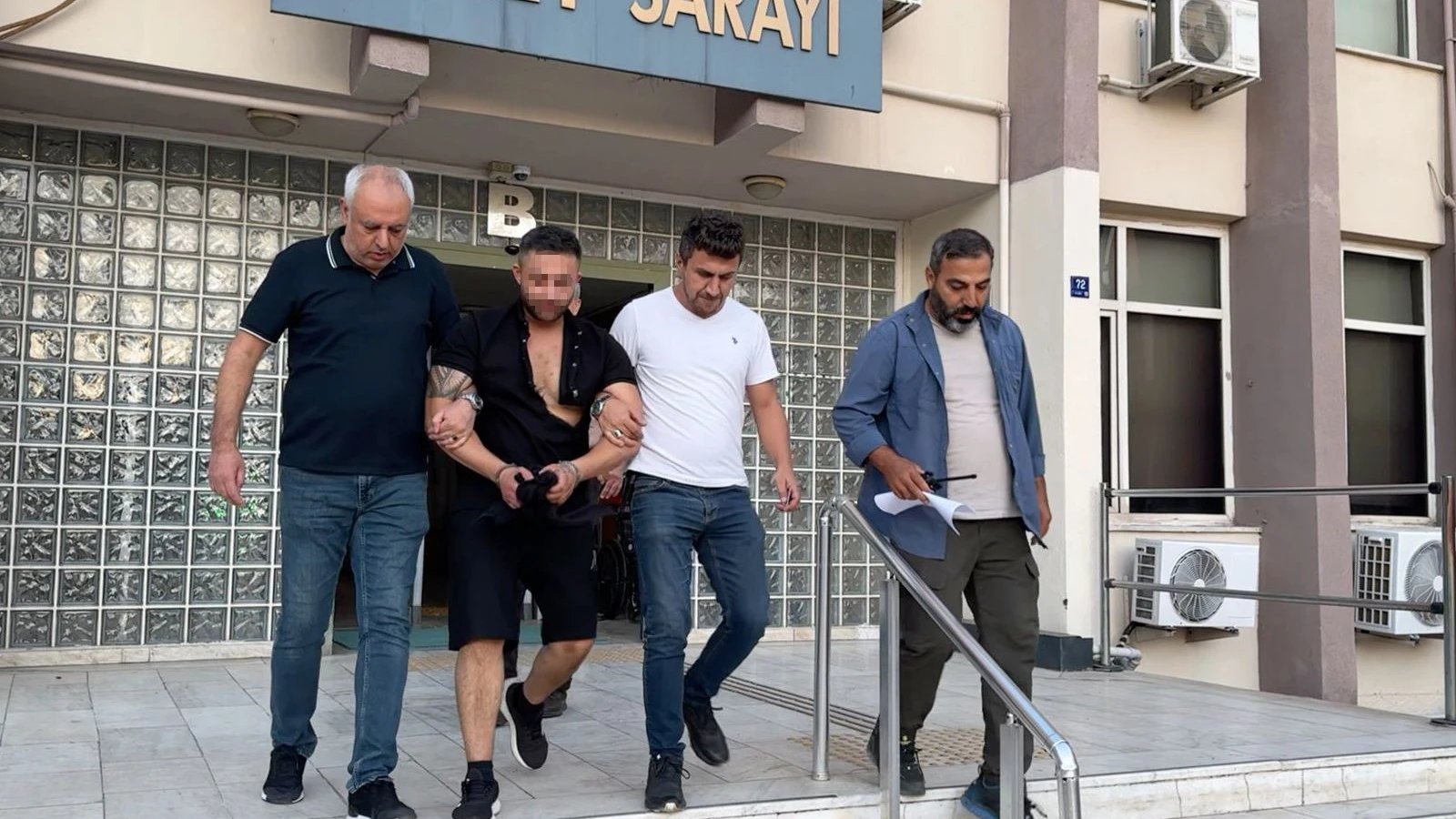 Yolda kalınca akü çaldı, savunması ağızları açık bıraktı