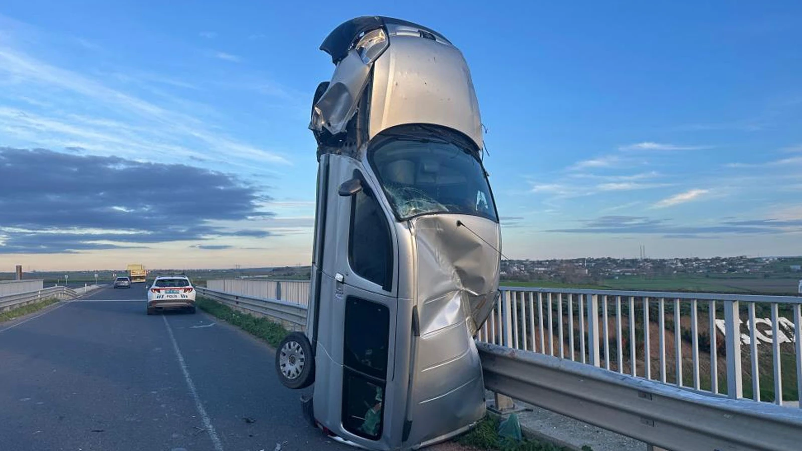 Tekirdağ'da akıllara durgunluk veren kaza: Bariyere çarpan araç dik durdu
