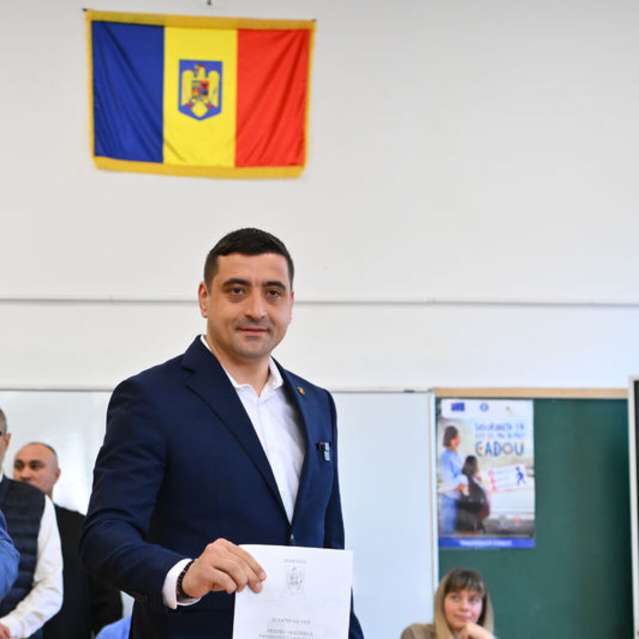Romanya'da cumhurbaşkanı seçiminin ilk turunu Simion önde tamamladı