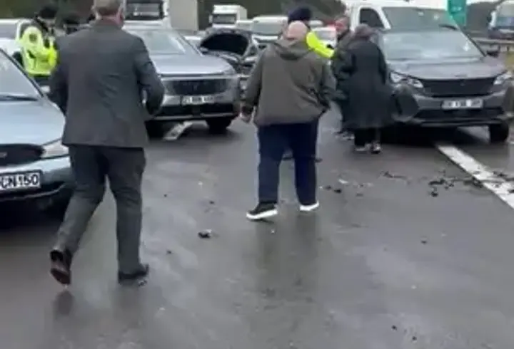 Otoyolda 10 araç zincirleme kazaya karıştı; 6 yaralı