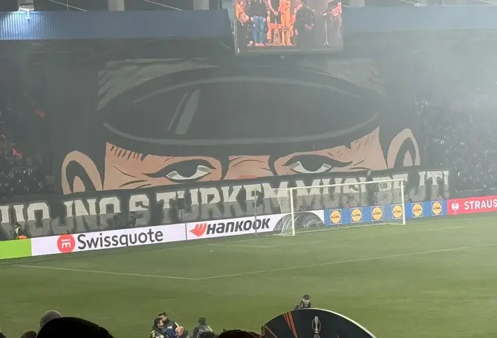 Viktoria Plzen taraftarlarından skandal pankart: Türklerle savaş olmalı