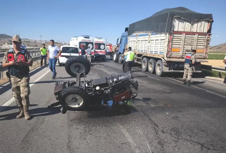 TIR’ın çarptığı traktör ikiye bölündü: 2 yaralı