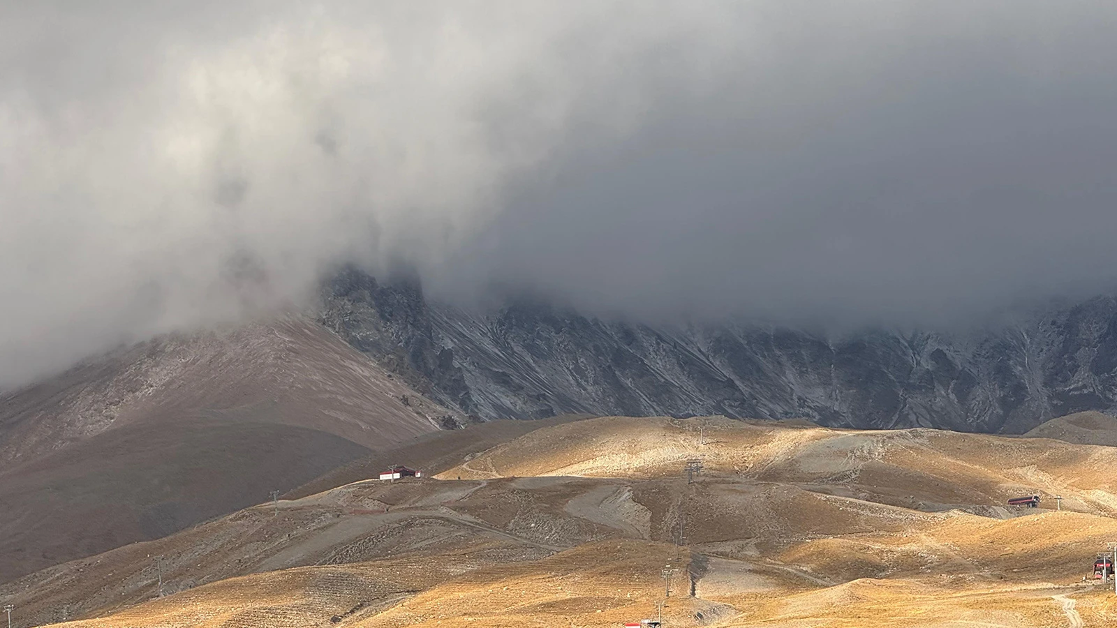 Erciyes Dağı'nda kar yağdı; sıcaklık sıfırın altına düştü
