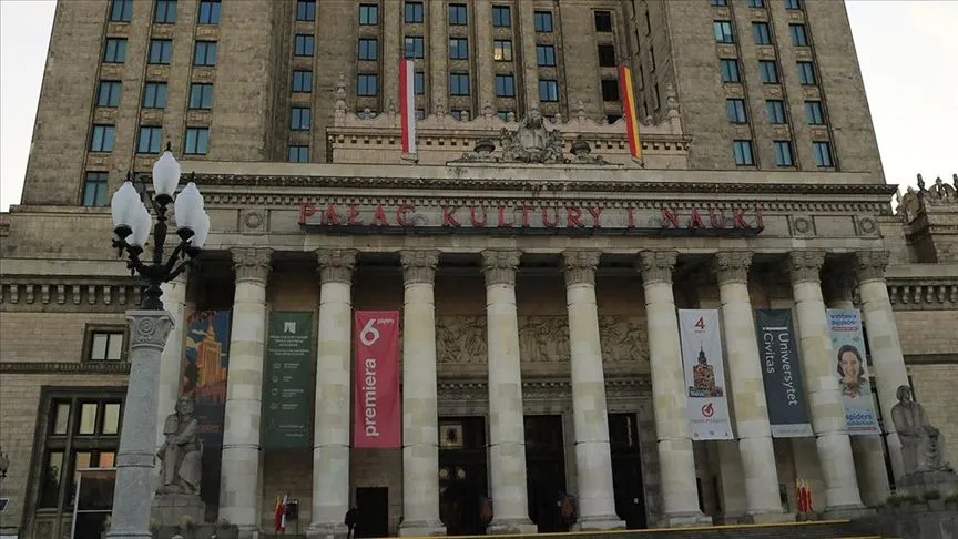 Varşova'nın Kültür ve Bilim Sarayı turistleri ağırlıyor