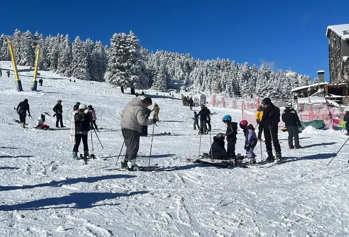 Uludağ'da kar kalınlığı 1 metreye yaklaştı, tatilciler pistlere akın etti