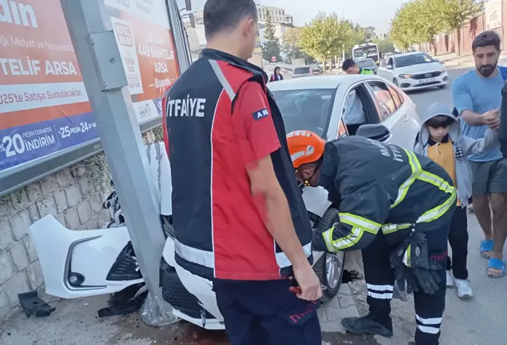 Mardin’de reklam panosuna çarpan otomobilin sürücüsü yaralandı