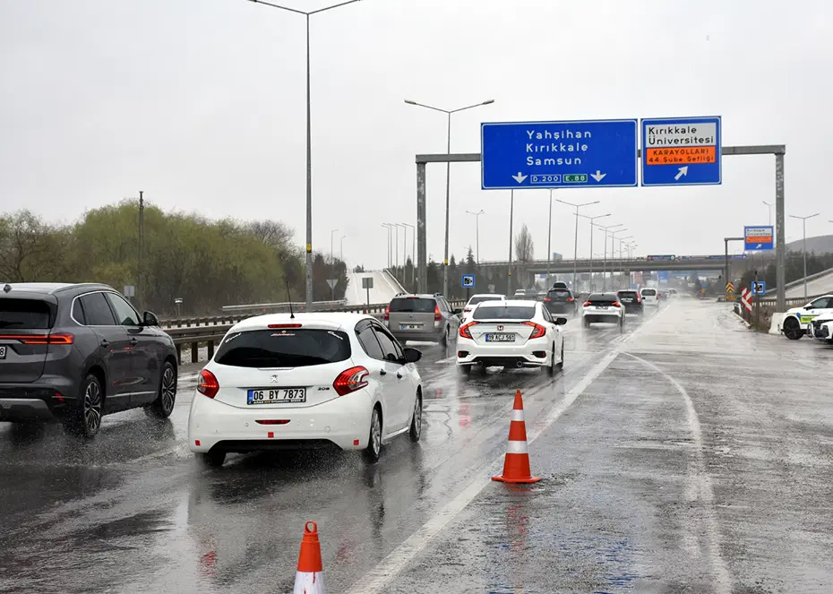 43 ilin geçiş güzergahında trafik yoğunluğu