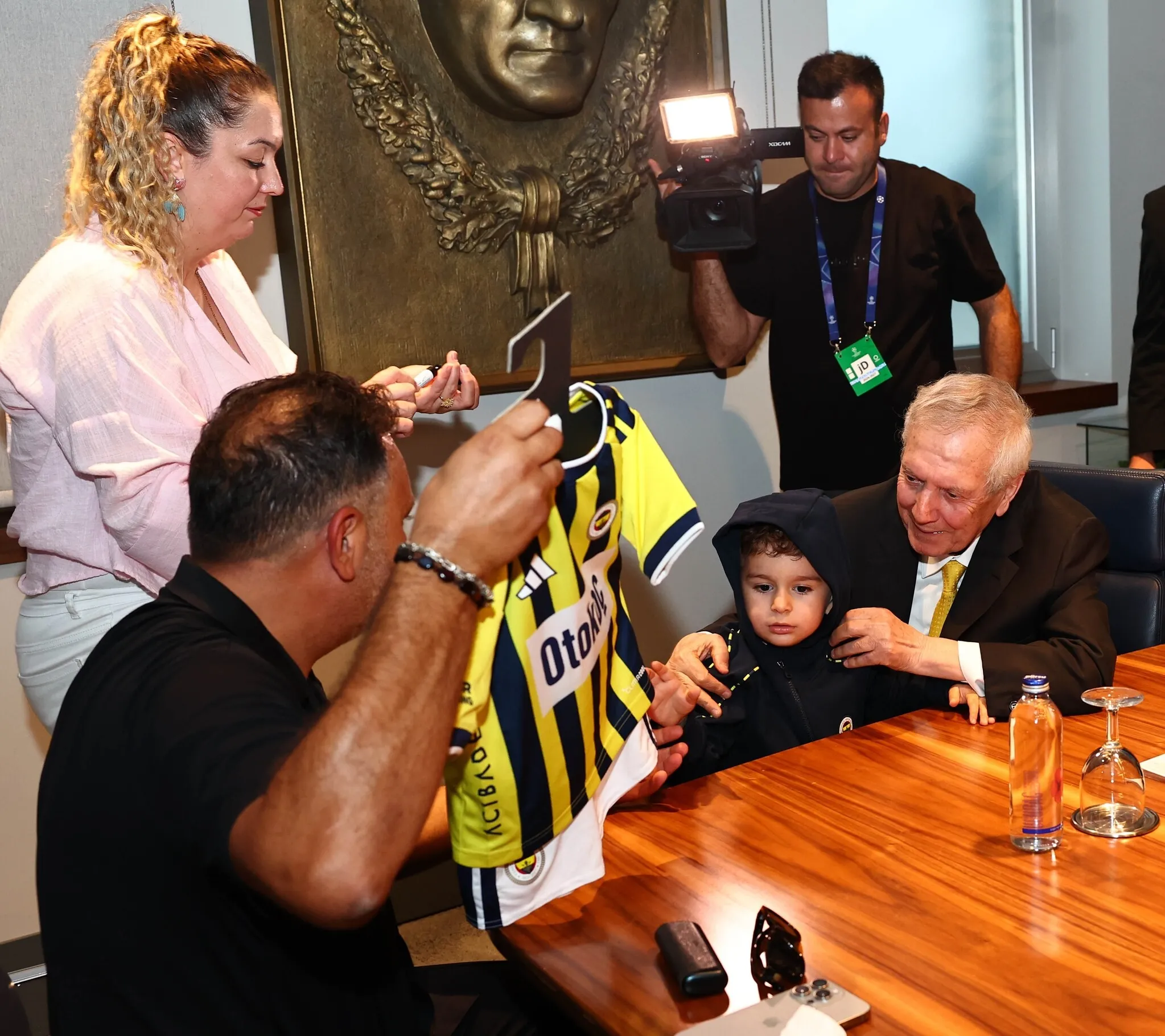 FENERBAHÇE HABERİ: Minik taraftar Göktuğ Alımcı, Aziz Yıldırım ve yöneticilerle buluştu!