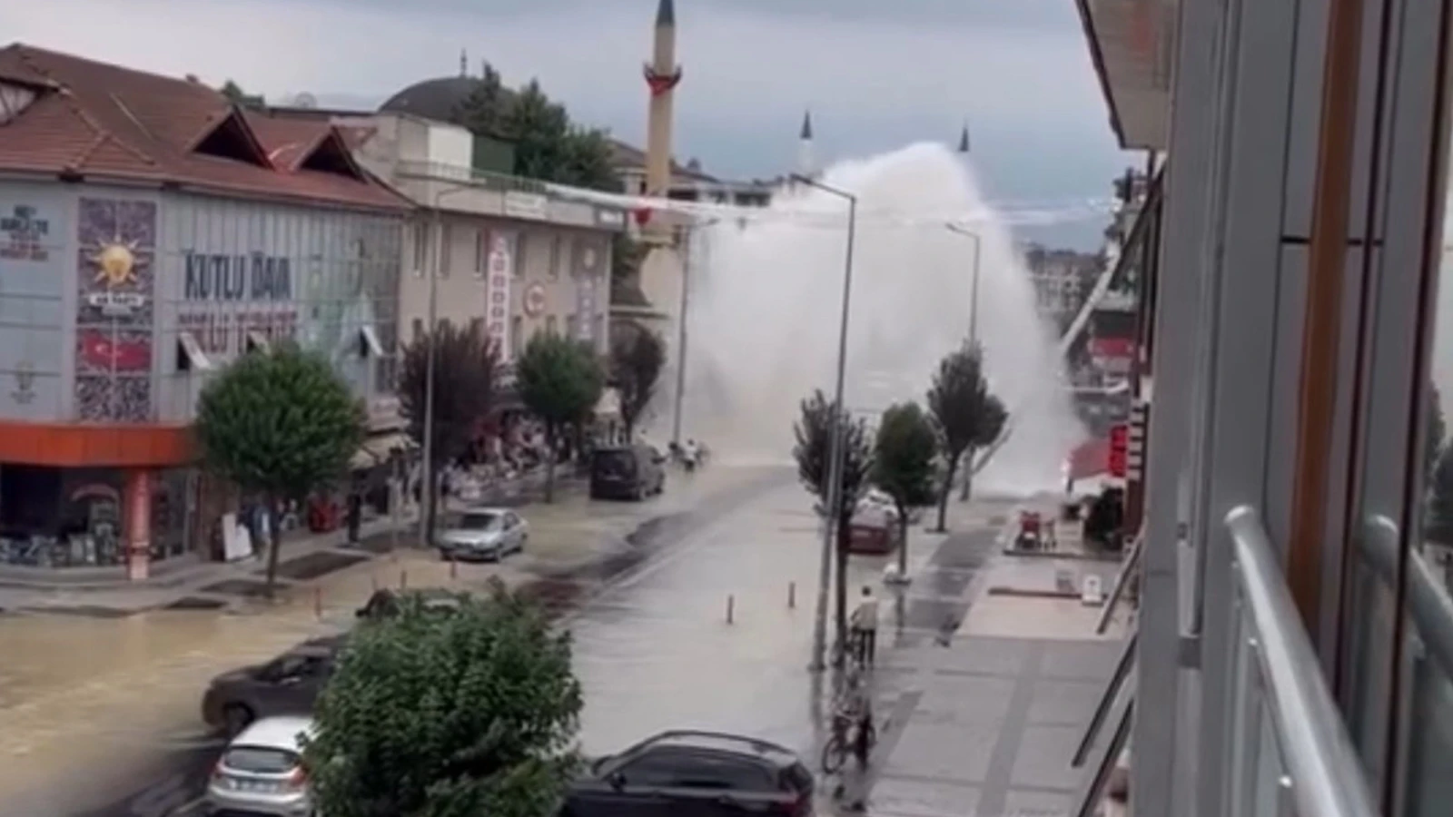 Düzce’de su borusu patladı: 5 metre su fışkırdı