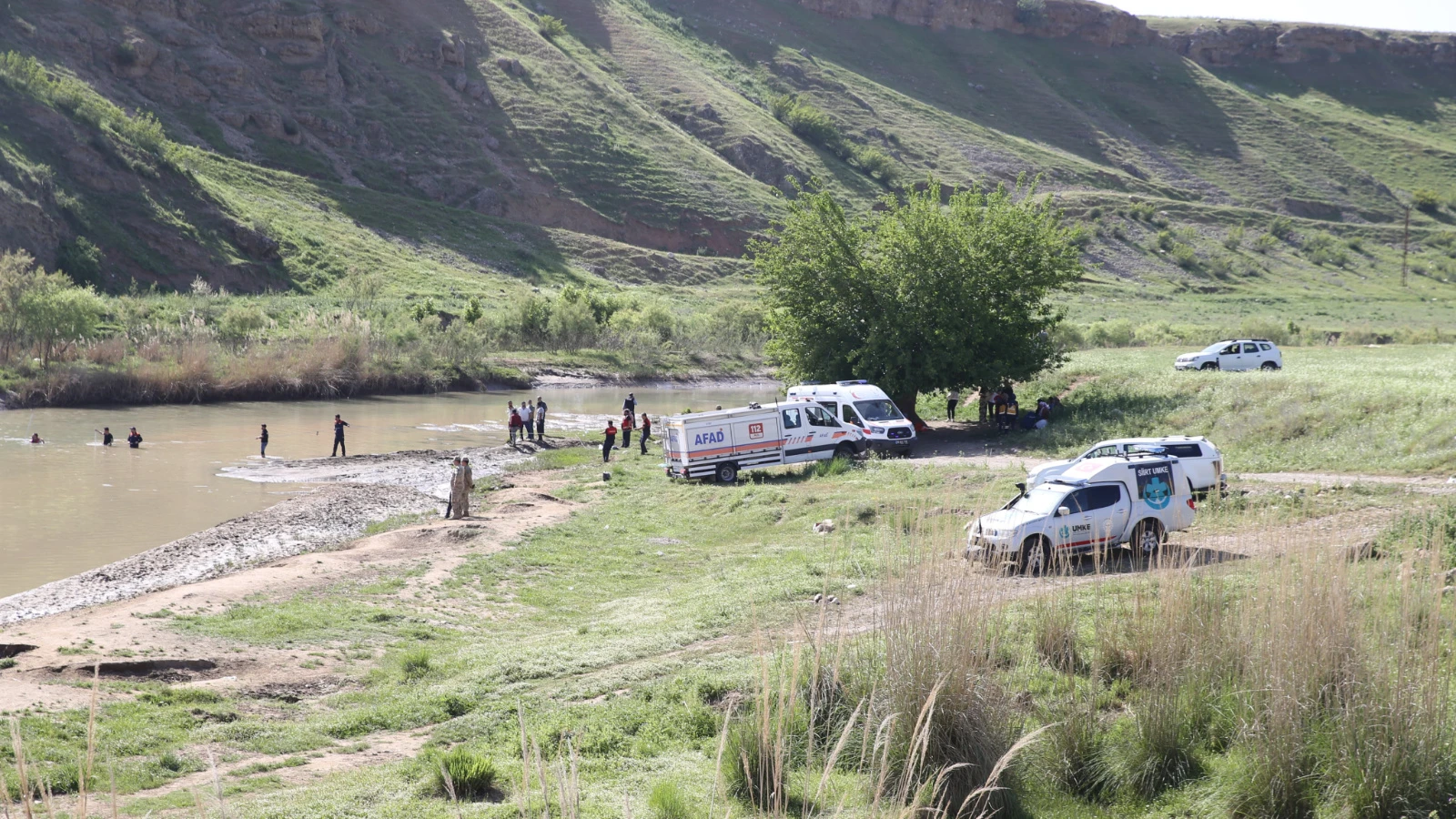 Siirt'te Kezer Çayı'na giren 14 yaşındaki çocuk kayboldu