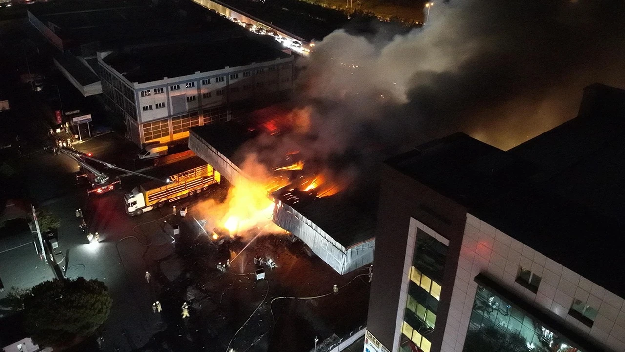 Başakşehir'de Sanayi Sitesinde yangın: Patlama sesleri duyuldu