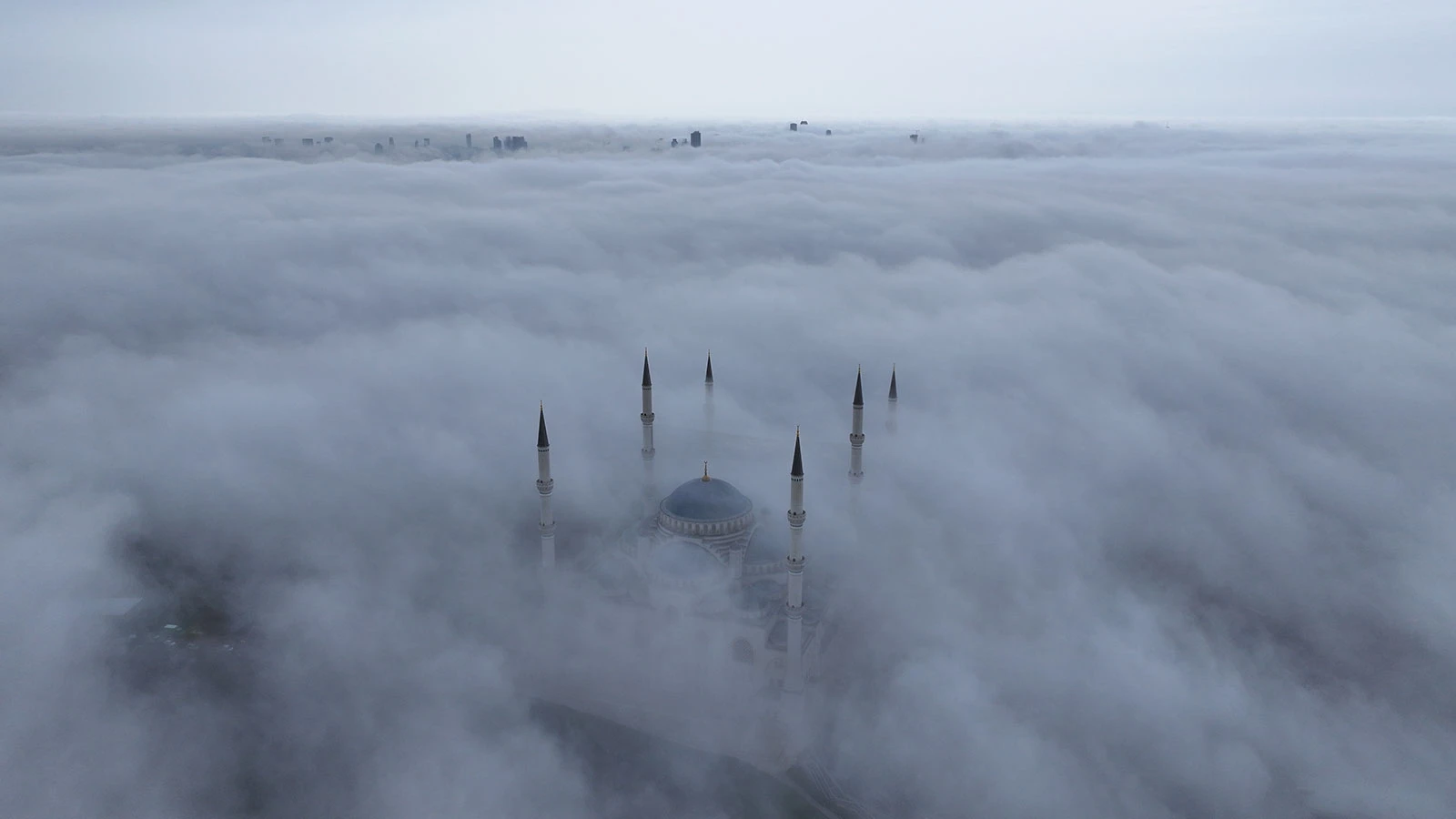 İstanbul'da bazı bölgeler siste kayboldu