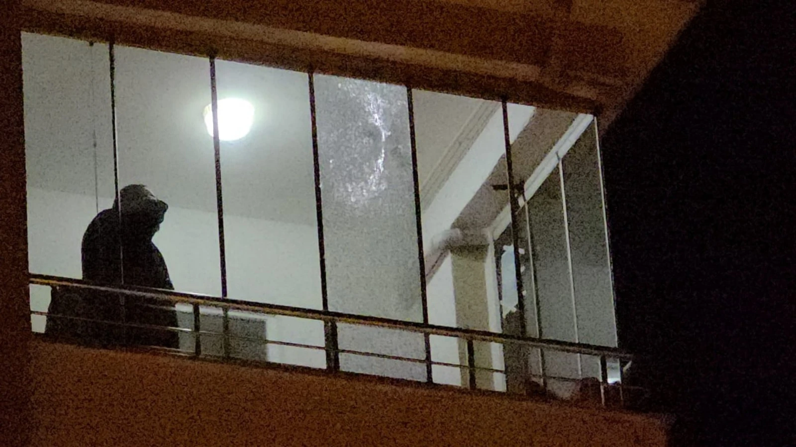 Çorum'da 5. kattaki dairenin balkonuna mermi isabet etti 