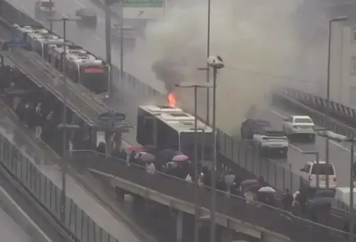 SON DAKİKA... Şişli'de metrobüste yangın