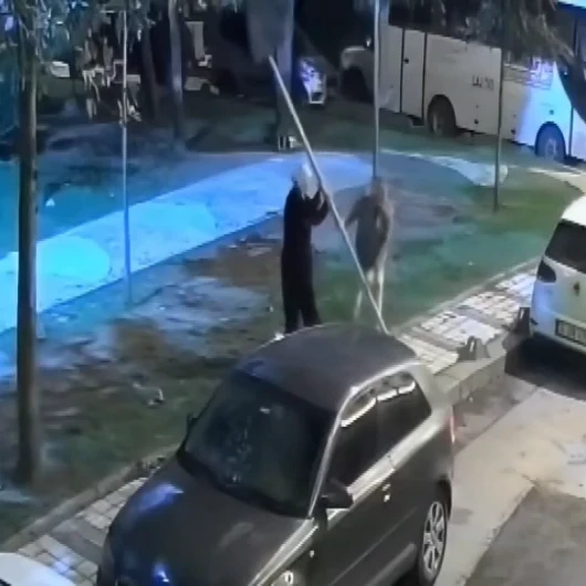 Sultangazi'de Park Ettiği Aracın Yanındaki Trafik Levhasını Söken Sürücü Kamerada