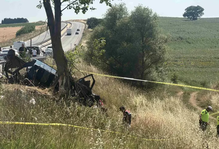 SON DAKİKA... Edirne'de feci kaza! Ağaca çarpan otomobildeki 2'si çocuk 5 kişi hayatını kaybetti