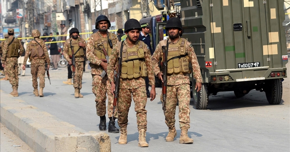Pakistan'da bombalı saldırı! 13 asker öldü, 24 kişi yaralandı