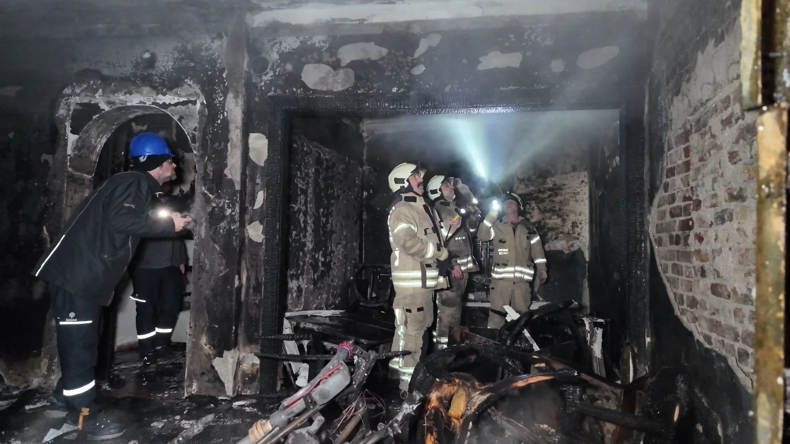 Kadıköy'de korkutan yangın: 1'i ağır 8 yaralı