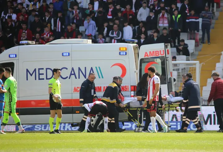 Önce Rey Manaj sonra Simic! Sivasspor'un 2 futbolcusu da hastaneye kaldırıldı...